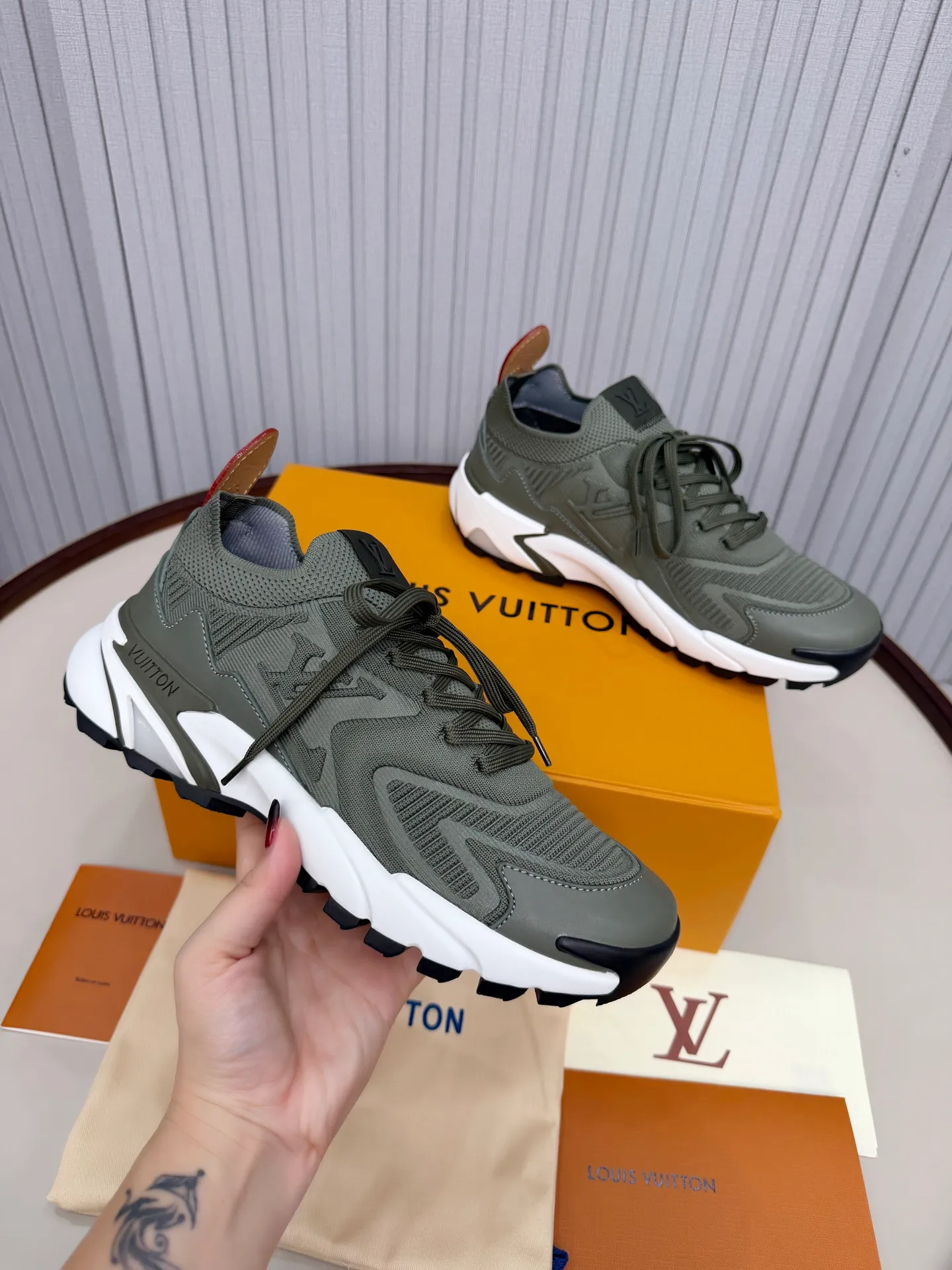 Men's men's shoes pP640! Top version LV Louis Vuitton L Jialu brand Runner Tatic series thick-soled casual sports shoes running shoes original purchase development and production This LV Runner Tatic sports shoe combines fly woven fabric material to interpret the inspiration of traditional mountaineering shoes. The LV letters are written on one side, the Louis Vuitton logo, and the light and wear-resistant rubber outsole complete the whole package. The delivery counter is exquisitely packaged🛍📦 ▪️Fabrics: Original imported custom fly-knit fabric ▪️Inner lining: Original custom-made breathable mesh ▪️Sole: Original molded anti-slip rubber combination material ▪️Sole thickness: 4CM ▪️Size: Men's 39-45